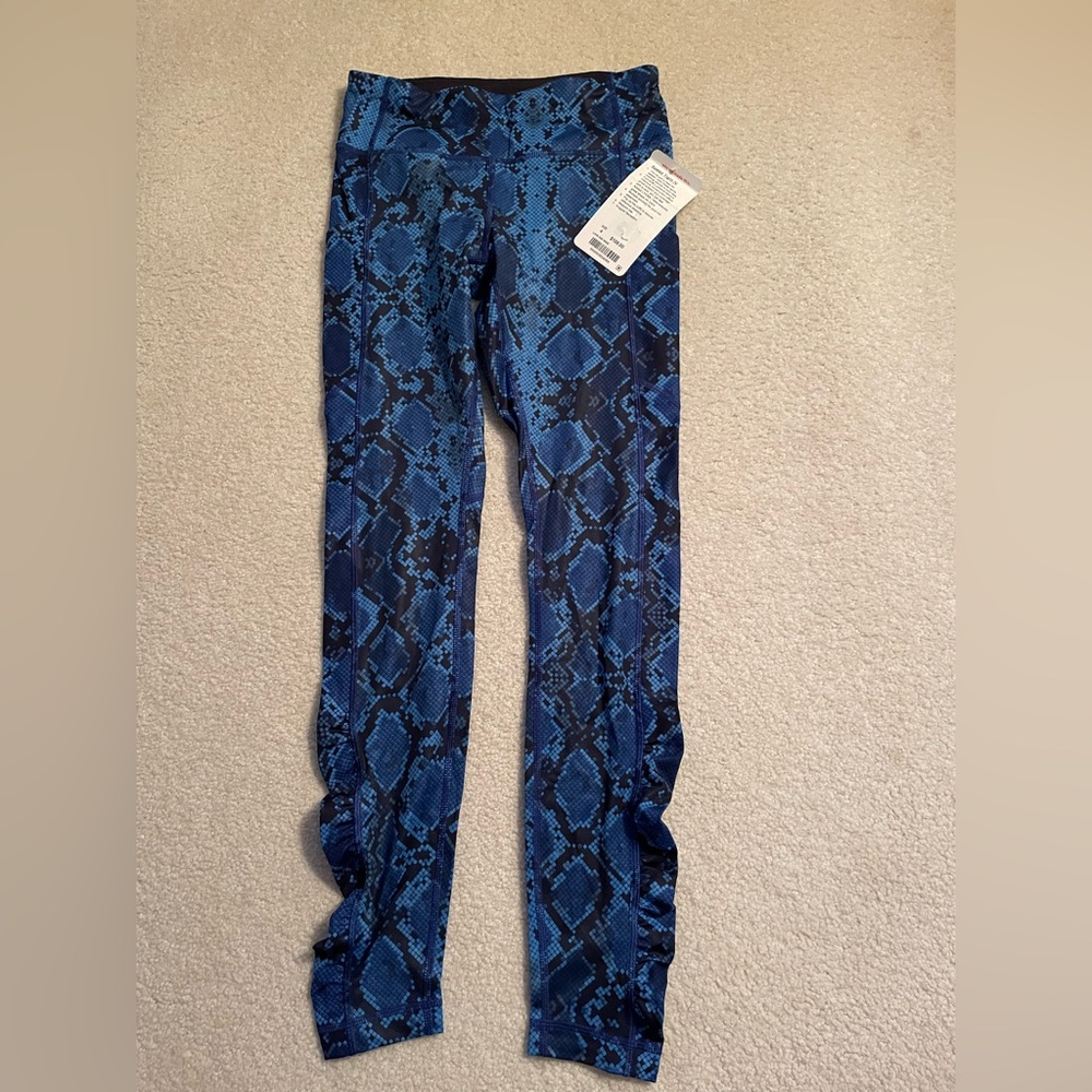 Lululemon NWT Speed tight IV blue & black pattern - size 4